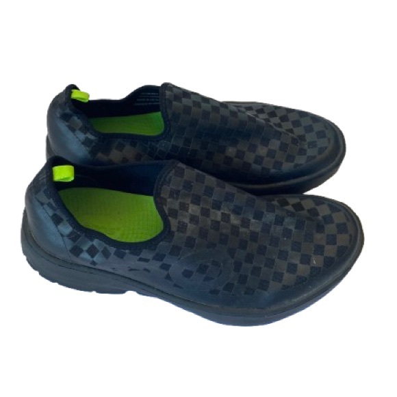 OOFOS Men's Black and Gray Checkered Sneakers - Picture 2 of 7